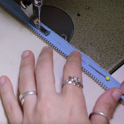 Sip & Sew: Taller de alteraciones | sábado, 17 de enero 1pm a 4pm 🪡